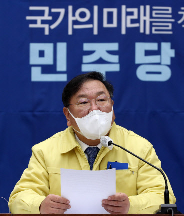 김태년 민주당 원내대표가 29일 국회에서 열린 원내대책회의에서 발언하고 있다. 연합뉴스